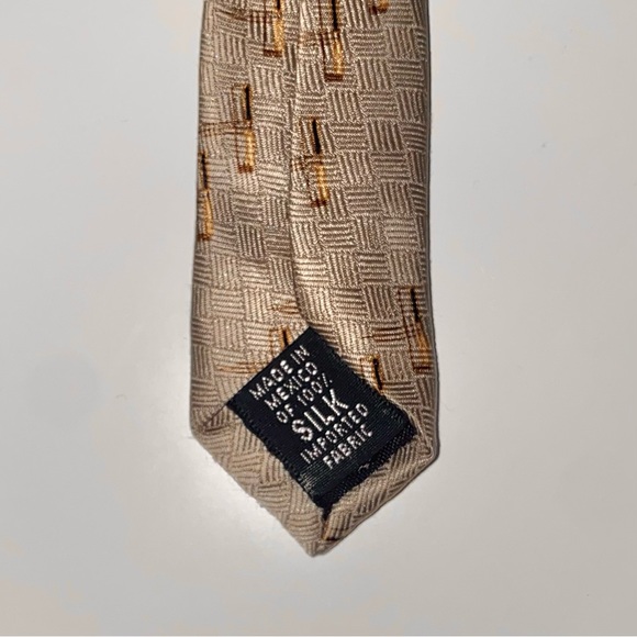 BILL BLASS NEO Men’s Necktie Beige Geometric Design Imported 100% Silk - Picture 3 of 4